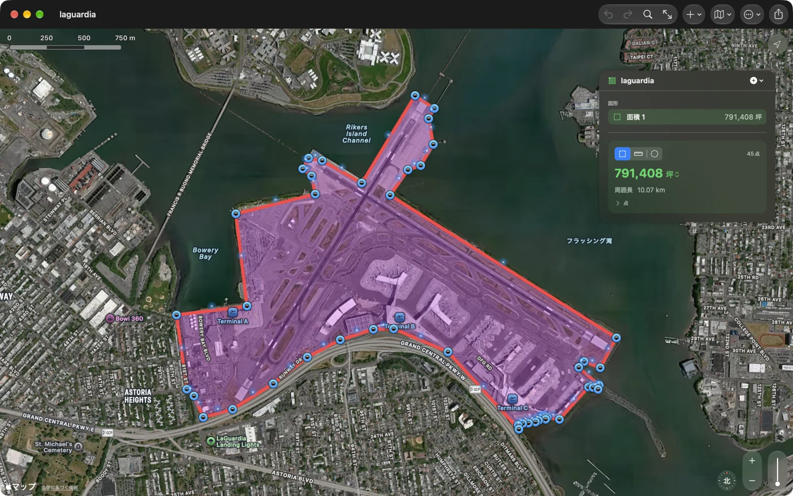 MacのGeo Measure。衛星地図上に45点で囲まれたラガーディア空港と、パネルに表示された坪単位の面積とキロメートル単位の周囲長
