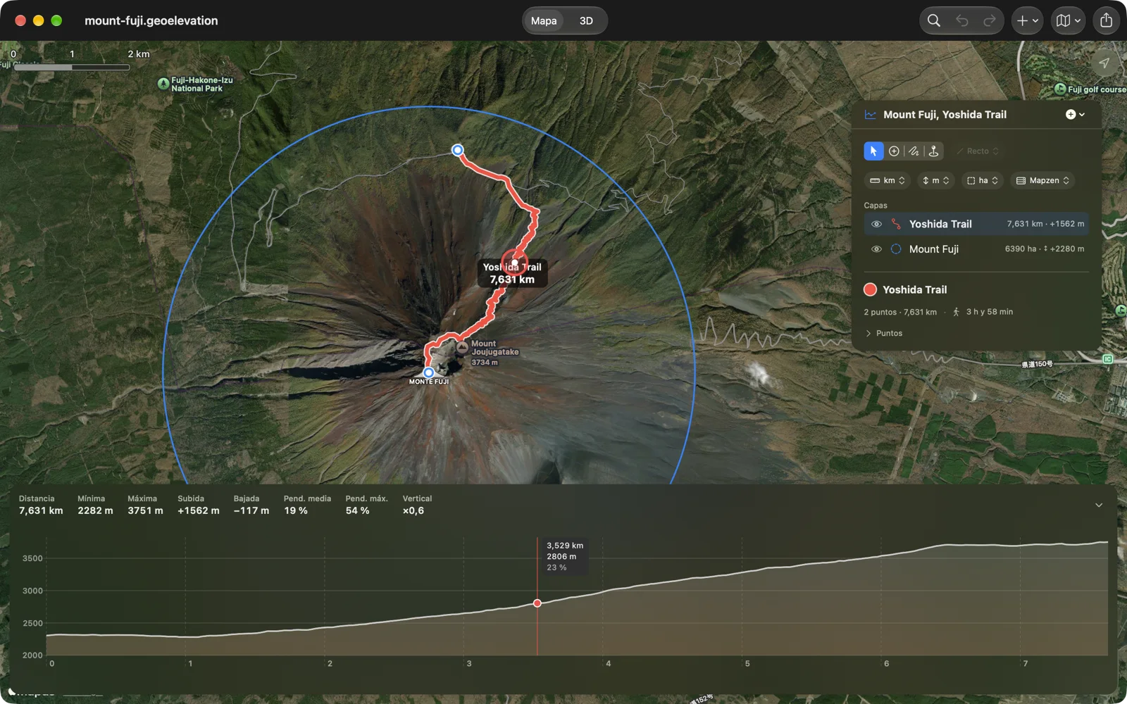Geo Elevation en el Mac: el sendero Yoshida subiendo al monte Fuji dentro de un círculo sobre un mapa satelital, con su perfil de altitud debajo