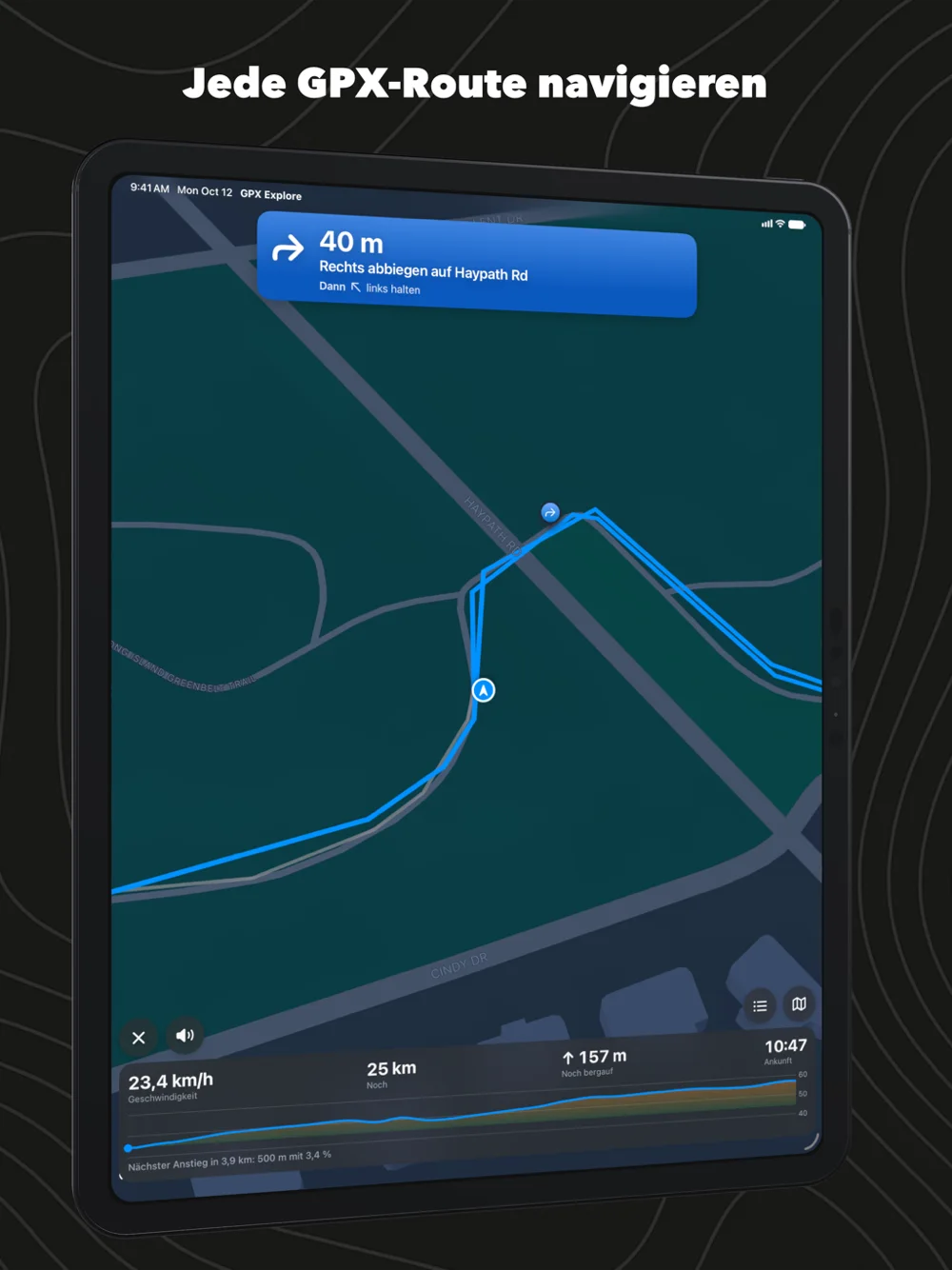 GPX Explore fährt eine Route auf dem iPad: der Abbiegehinweis mit Straßennamen und darunter die Zahlen der Fahrt