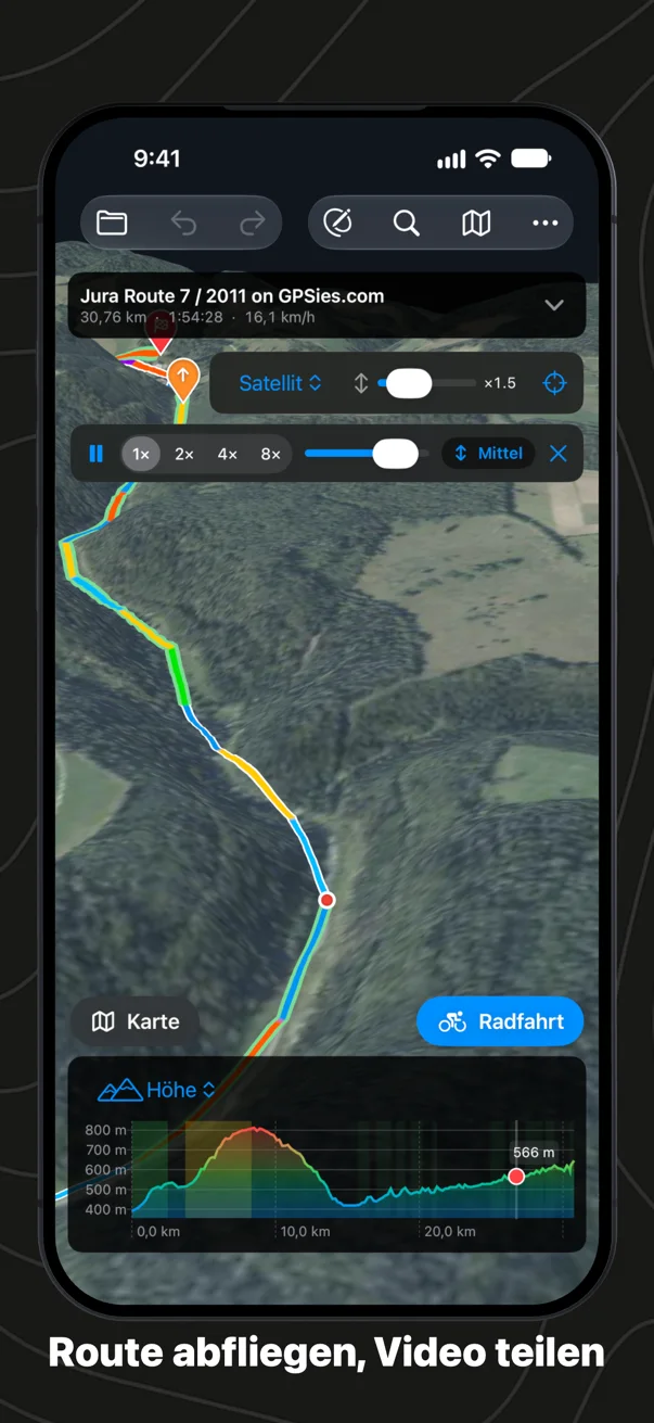 „Route abfliegen“ auf dem iPhone: Die Kamera fliegt knapp hinter dem Fahrer über die Hügel in 3D, mit Tempo, Zeitleiste und dem Anstieg, auf dem er gerade ist